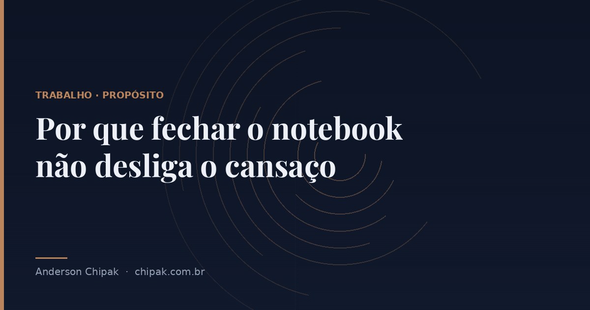 Capa do artigo “Por que fechar o notebook não desliga o cansaço”, com o título sobre fundo escuro e grafismo geométrico
