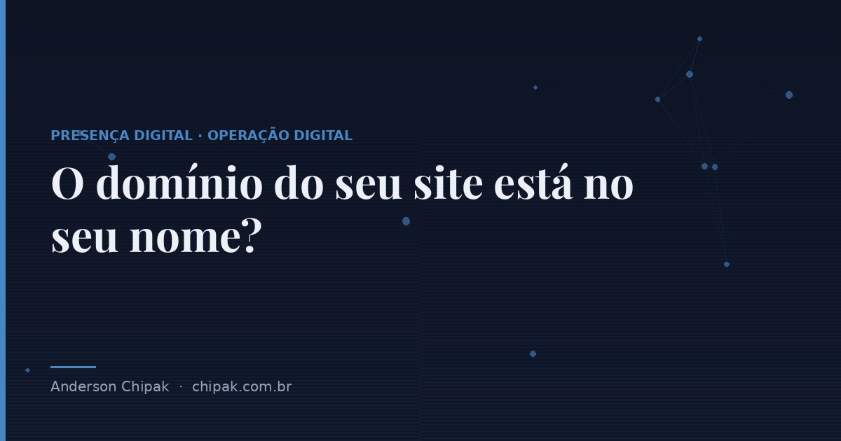 Capa do artigo “O domínio do seu site está no seu nome?”, com o título sobre fundo escuro e grafismo geométrico