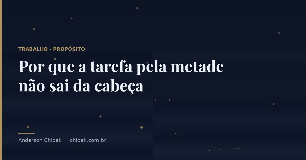 Capa do artigo “Por que a tarefa pela metade não sai da cabeça”, com o título sobre fundo escuro e grafismo geométrico