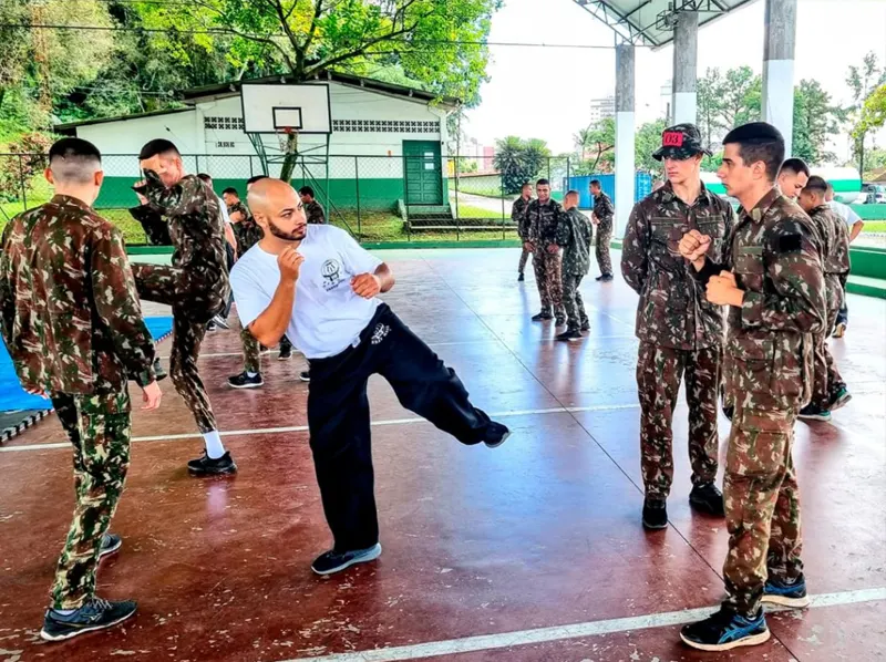 Instrutor da Federação demonstra um chute frontal para soldados do Exército em uma quadra